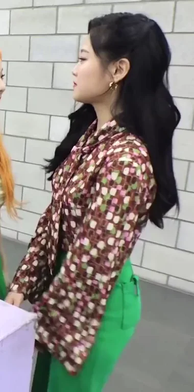 🔥 Hyunjin from Loona Teasing in Tight Greens 🍑💦
