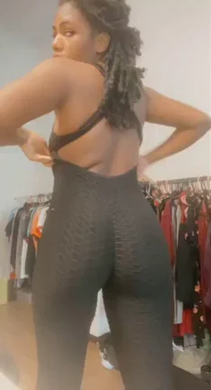 Ebony Babe Flashes Her Juicy Ass in Public Tease 😈🍑