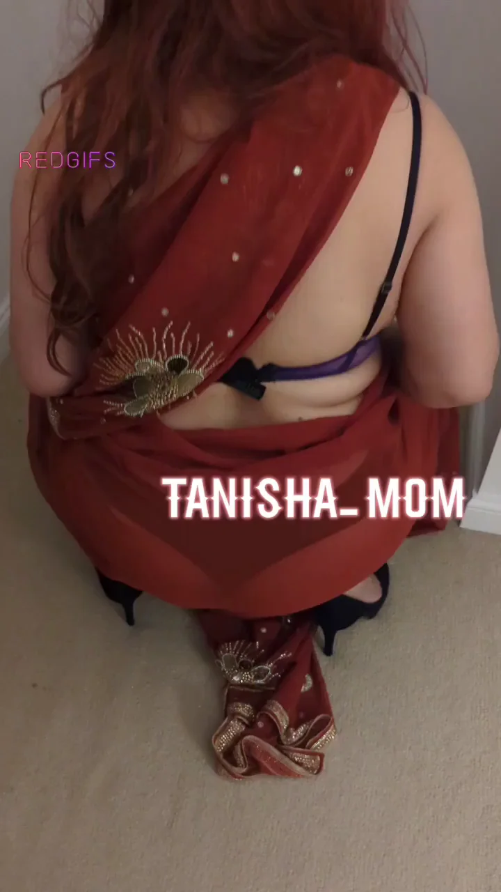 🍑 Desi MILF Taninisha's Thick Saree Booty Serves Up Jiggle 🔥