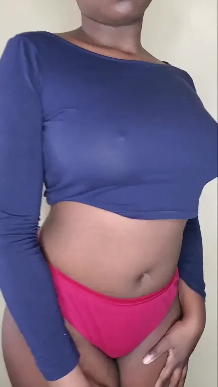 Braless Ebony Babe's Massive Tits Bounce Free 😈🍈🍈