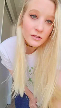 Blonde Babe shows off her Amazing Body