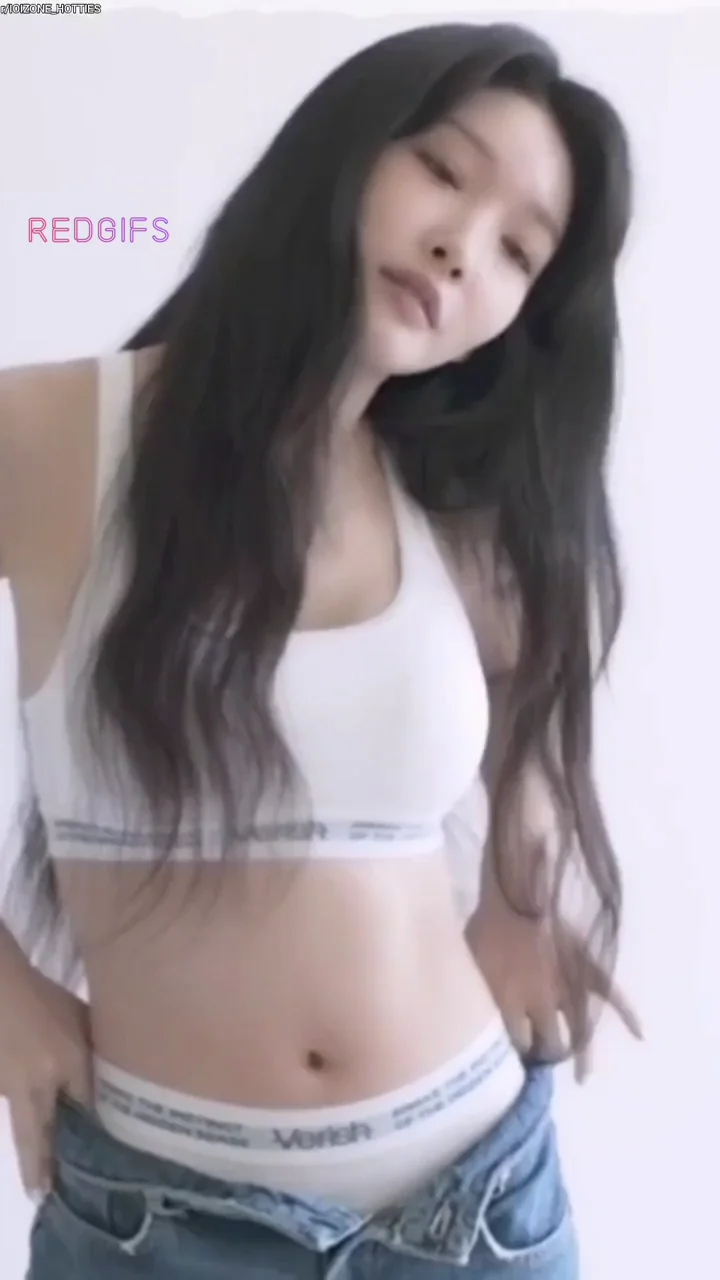 Kim Chungha Teasing in Tight Crop Top and Low Jeans