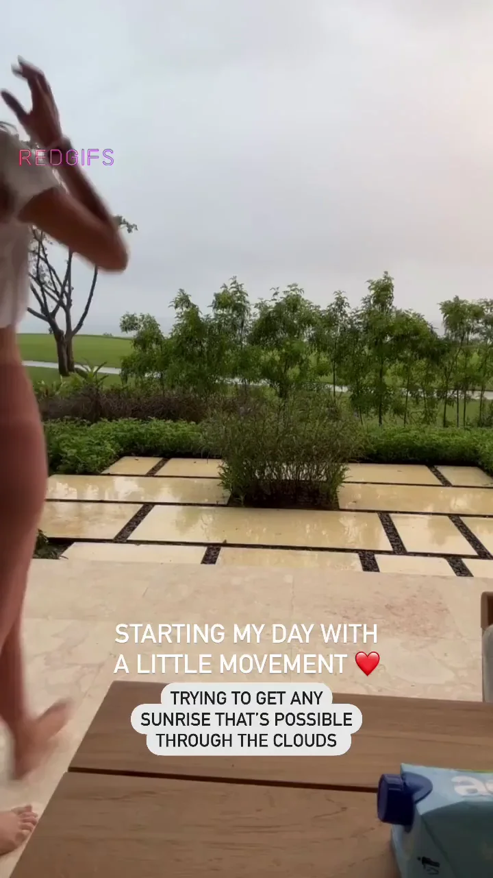 Maria Menounos big yoga pants ass