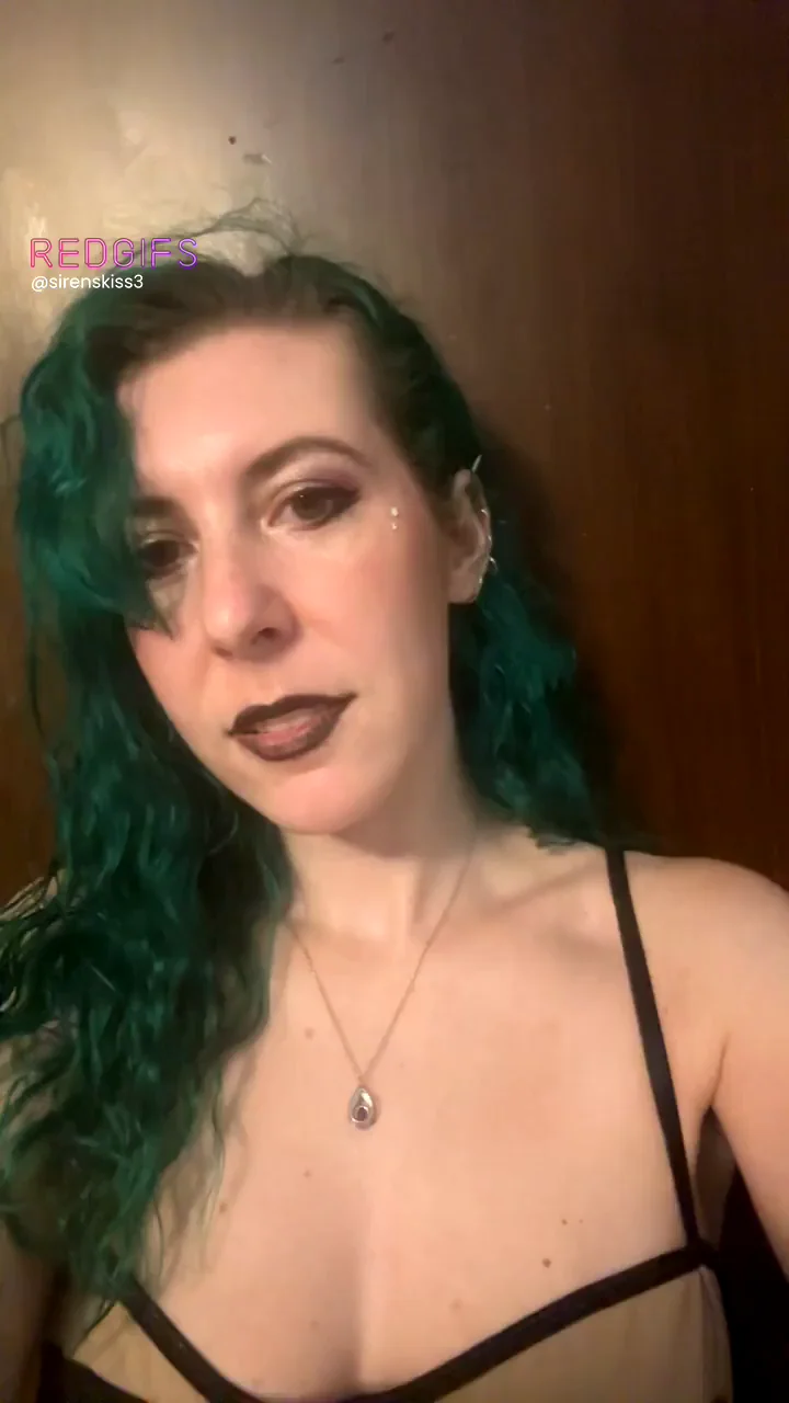Alt Babe's Deep Cleavage Kisses 💋🔥