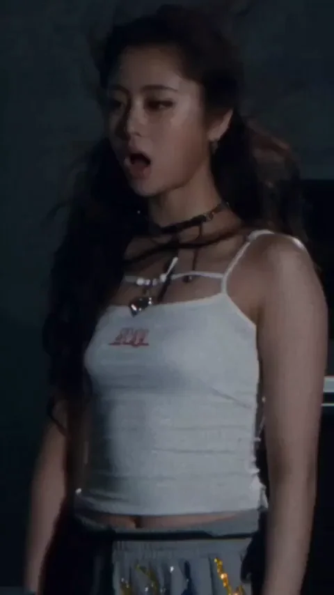 LE SSERAFIM - Yunjin