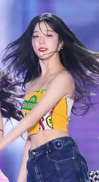 🔥 Jiheon from fromis_9 Teasing in Tight Crop Top & Jeans 😍💦