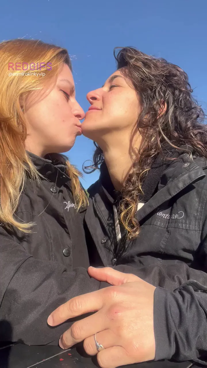Sunny kisses to start the day !