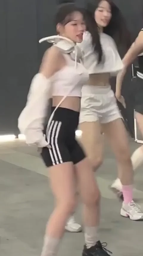 Chaewon and Sakura - LE SSERAFIM