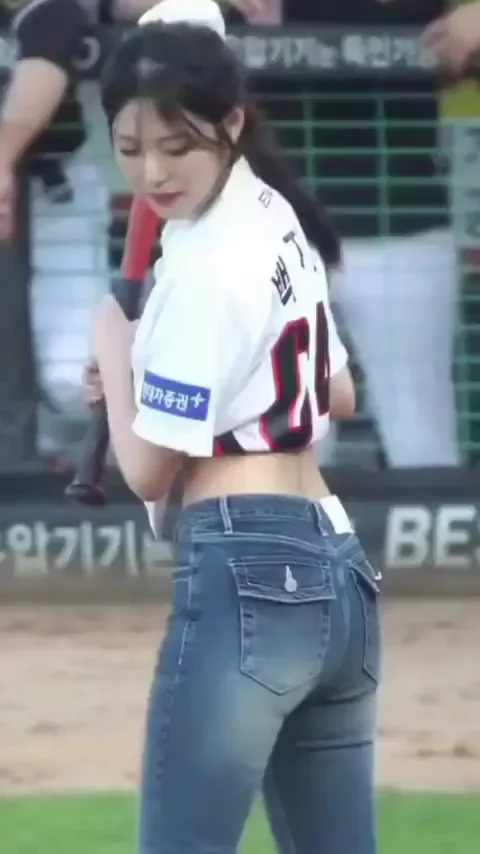 Jiheon fromis_9 Baseball Booty Tease 🍑⚾️🔥