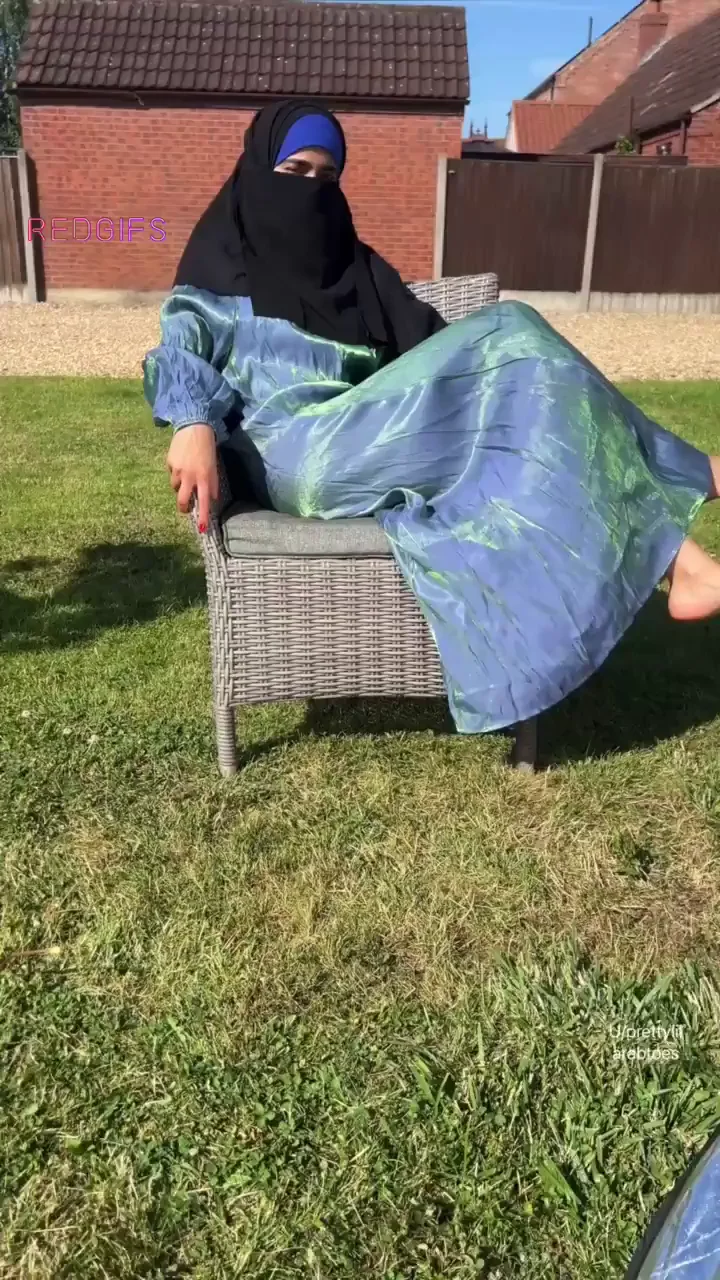 Niqabi Slut: On or Off? 🔥🧕💦