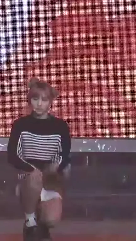 🔥 TWICE Momo's Thicc Ass Squat Tease 💦