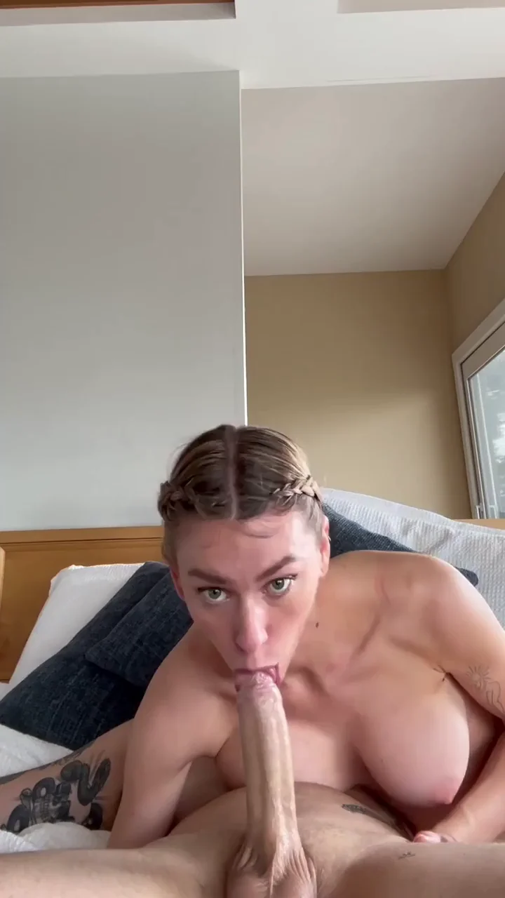 Slutty Babe Deepthroats Thick Cock with Gusto