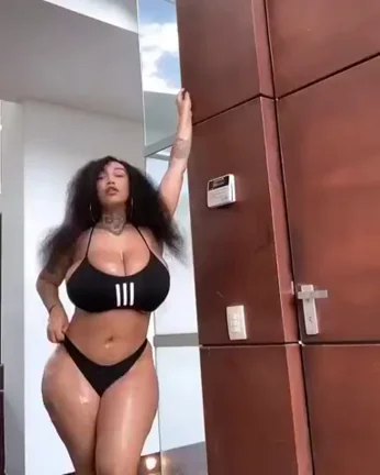 Amora Luv's Thick Latina Step-Mom Tease 💦🍑