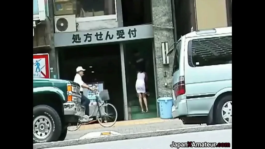 🔥 Japanese Slut Sucking Cock in Public Alley 😈🍆
