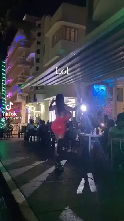 Hot Slut's Jiggly Ass Twerk in Nightclub Lights 🔥🍑
