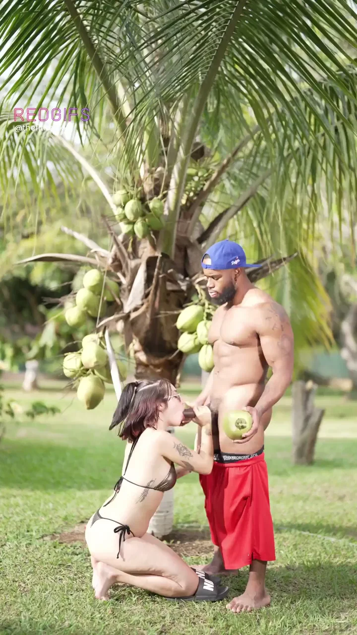 😈 Caught Sucking Cock Under Palm Tree 🍆🌴