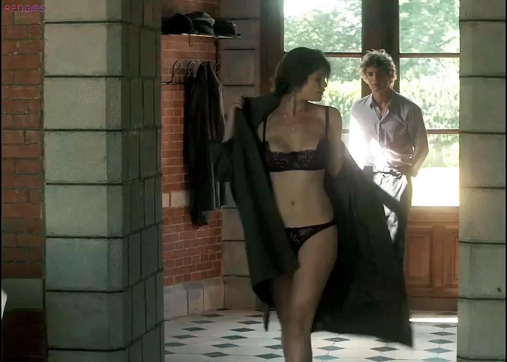 Gemma Arterton's Massive Tits Bursting Out of Her Bra 😍🍈🍈