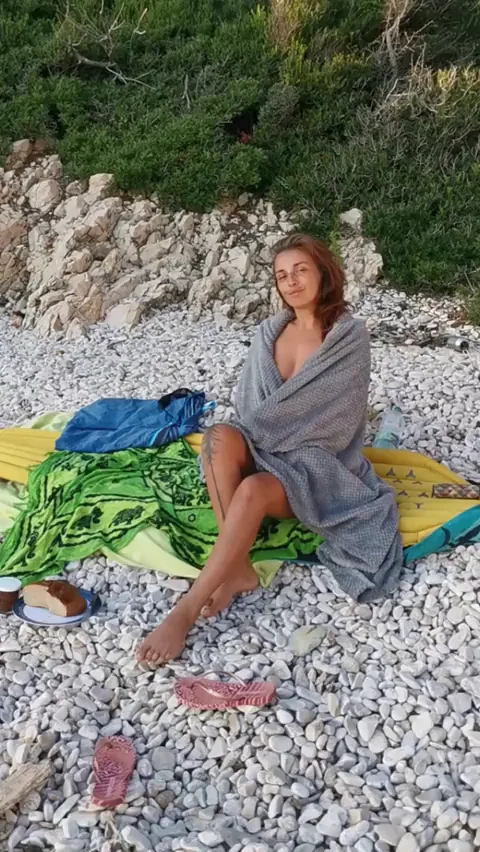 Beach Sunset Tease: Smiling Slut Drops Towel & Spreads Pussy 😈🌅