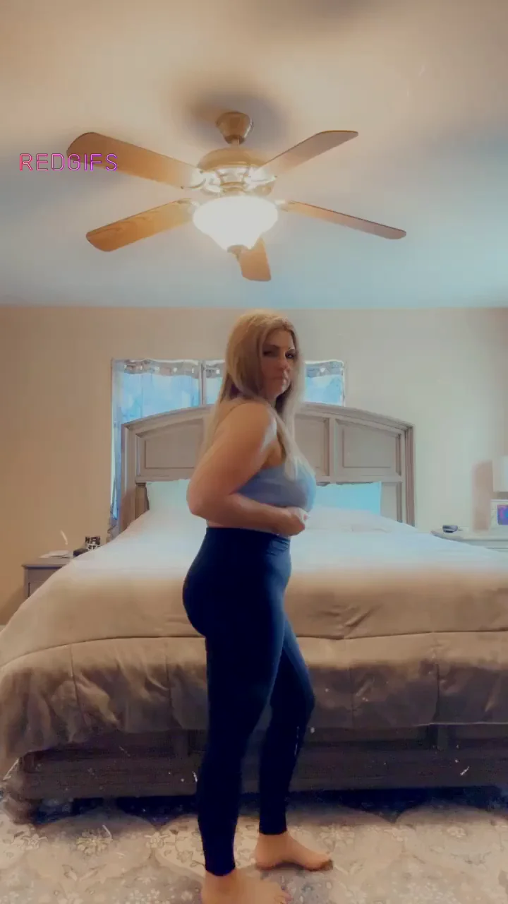 Blonde Bombshell's Massive Mams Can't Be Contained