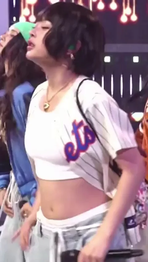 Hanni NewJeans Teasing Crop Top Belly Dance