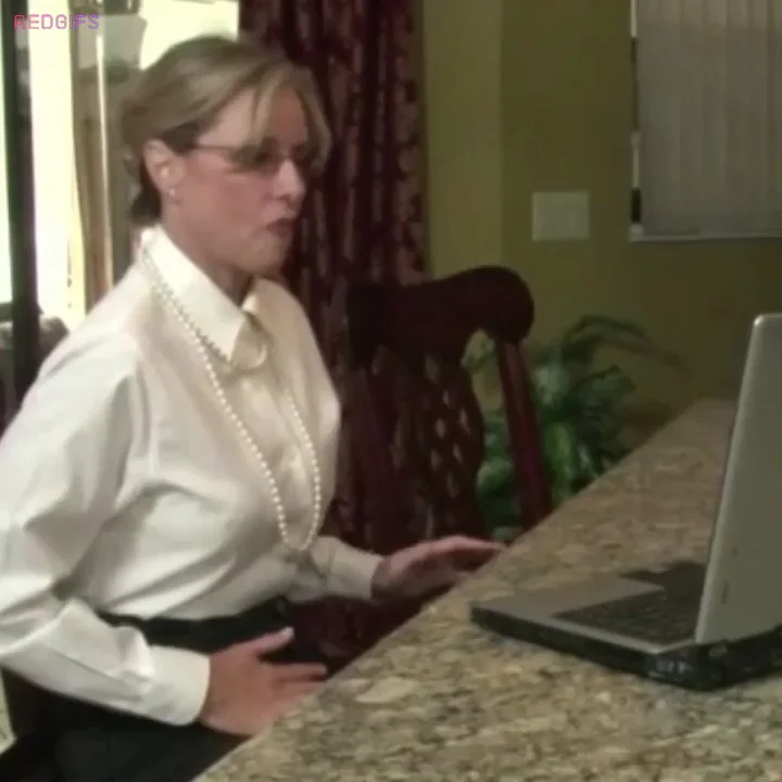 [/r/shirtwithskirt] Stepmom found porn in browsing history