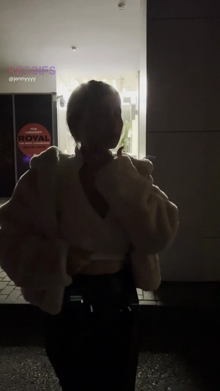 Bouncing My Juicy Titties for Strangers in Public