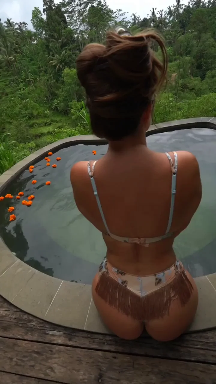 🍑 Thick Booty Babe Teasing in the Pool 💦