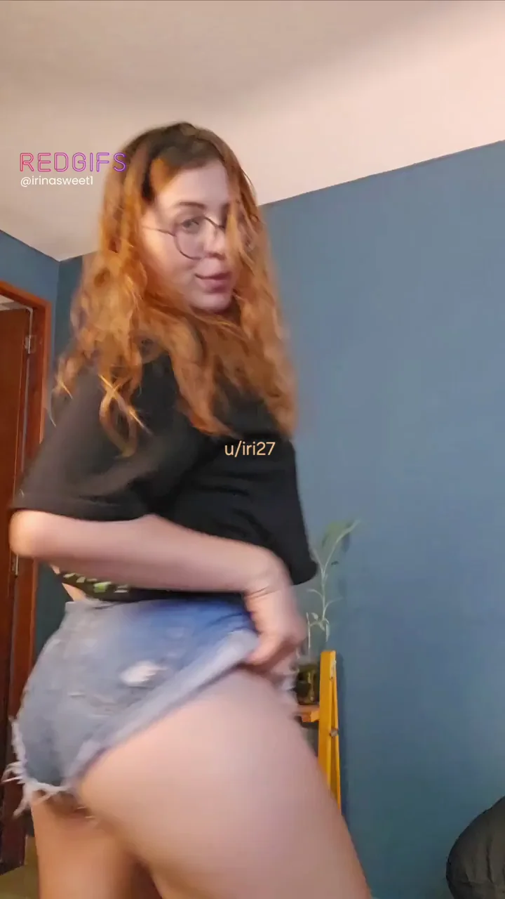 Twerking with jeans short is sexy