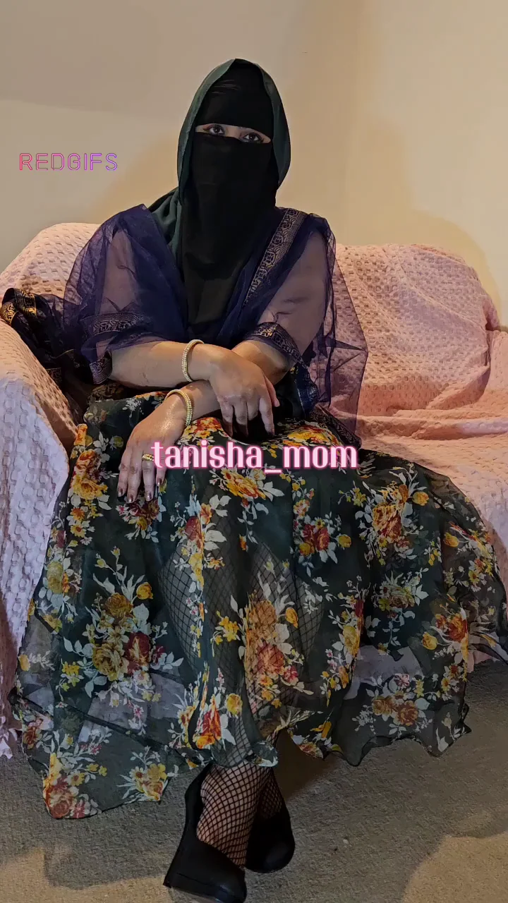 Niqabi Freak: Lady Outside, Thicc Slut Indoors