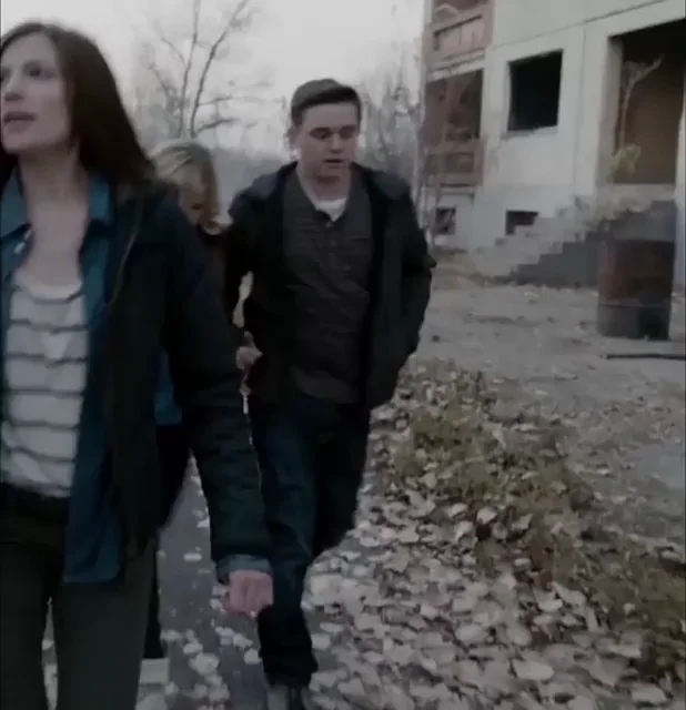 Brisk Jiggle Walk in the Ruins 💦🍑