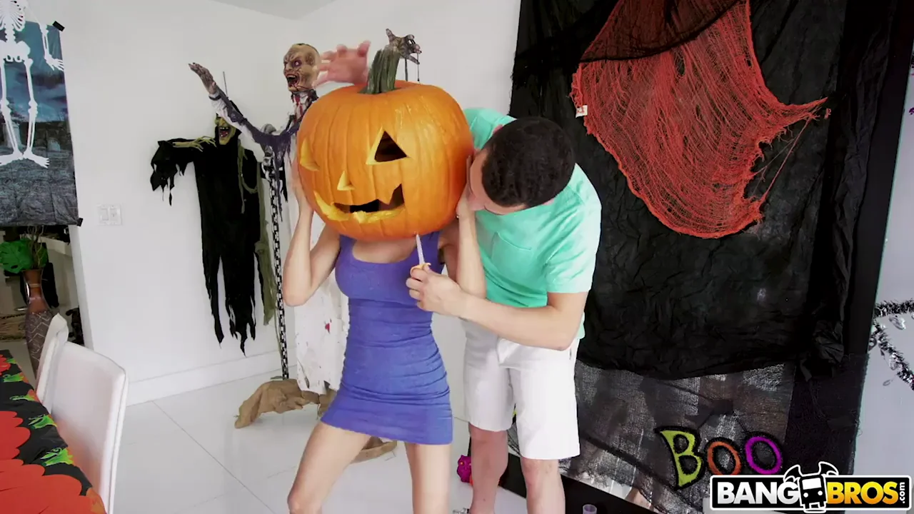 Stepson Rescues Pumpkin-Headed Stepmom Wonder Woman with Creampie Fuck 🎃🍑💦
