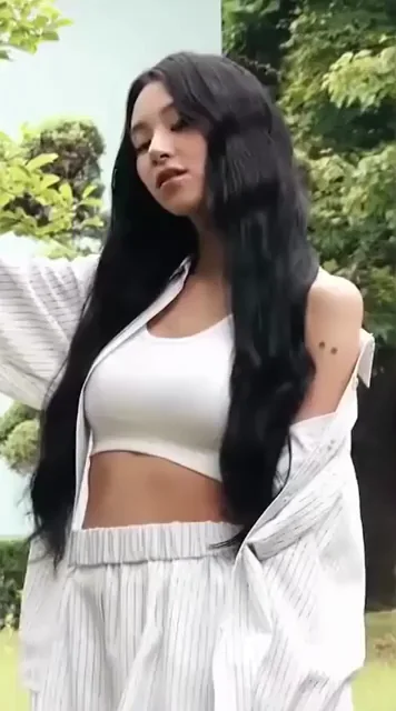 🔥 TWICE Chaeyoung's Slutty Crop Top Tease & Thigh Flash 😈
