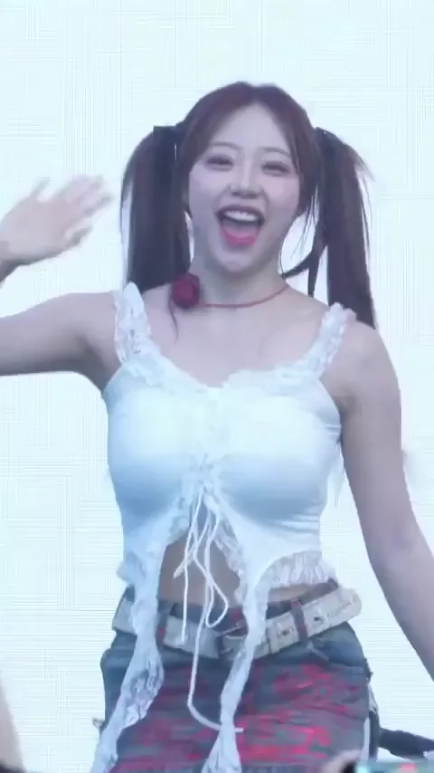 Cignature Jeewon's Slutty Stage Tease in Ripped Crop Top