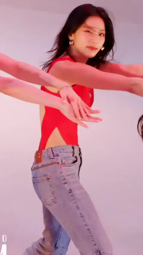 🔥 Saerom from fromis_9 Teasing in Red Backless Bodysuit & Tight Jeans 💦