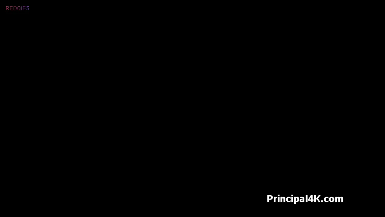 😍 Sexy housewife gets on her knees to milk principals dick