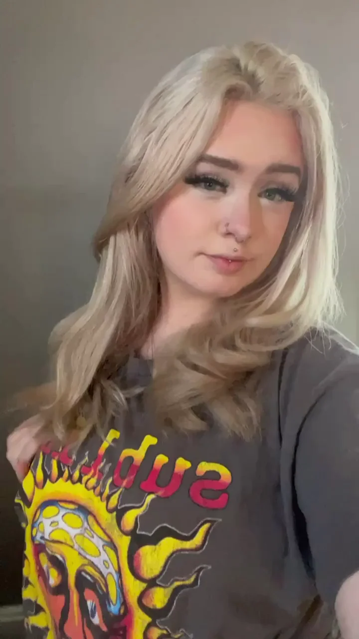When daddy doesn’t give me attention I show him my tits