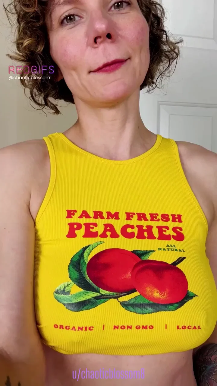 MILF Peaches Drop Her Farm-Fresh Creamy Titties