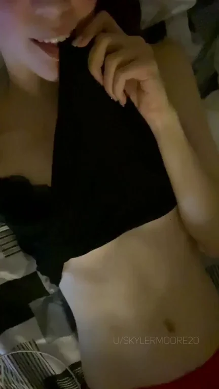 Hot Slut Offers Her Tits & Ass to Cum On 💦🍑