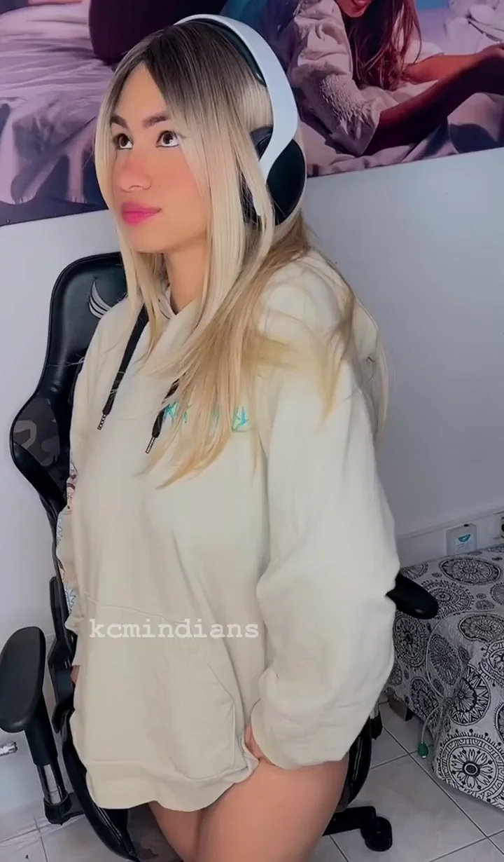 Your gamer girl who likes to play with her tits (drop)