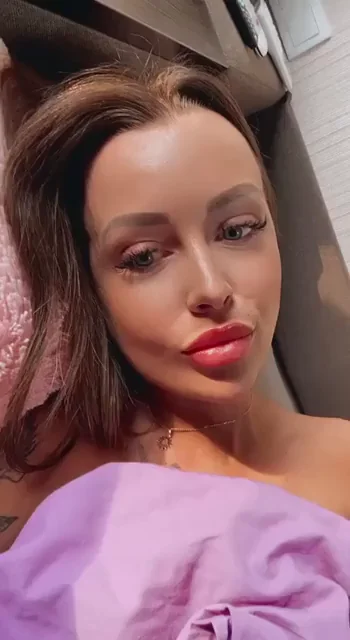 Slutty Amateur Babe's Killer Lip Tease