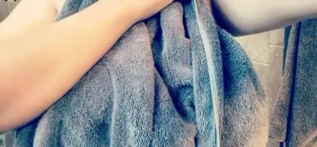 I hope you like my reveal after taking a shower ? [OC]