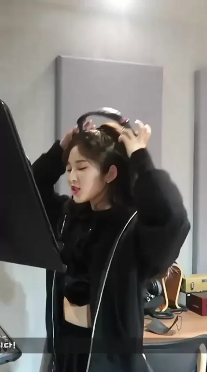 🔥 Songsun from TRI.BE Teasing in Tight Black Hoodie 💦