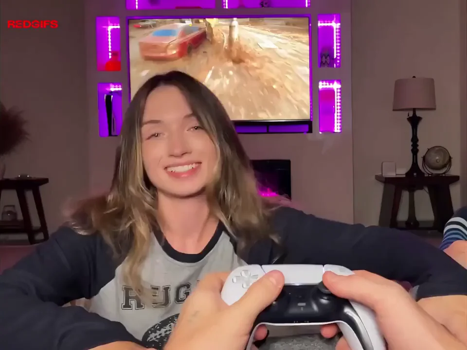 Girlfriend Freeuses My Big Dick While I Game 😩🍆🎮