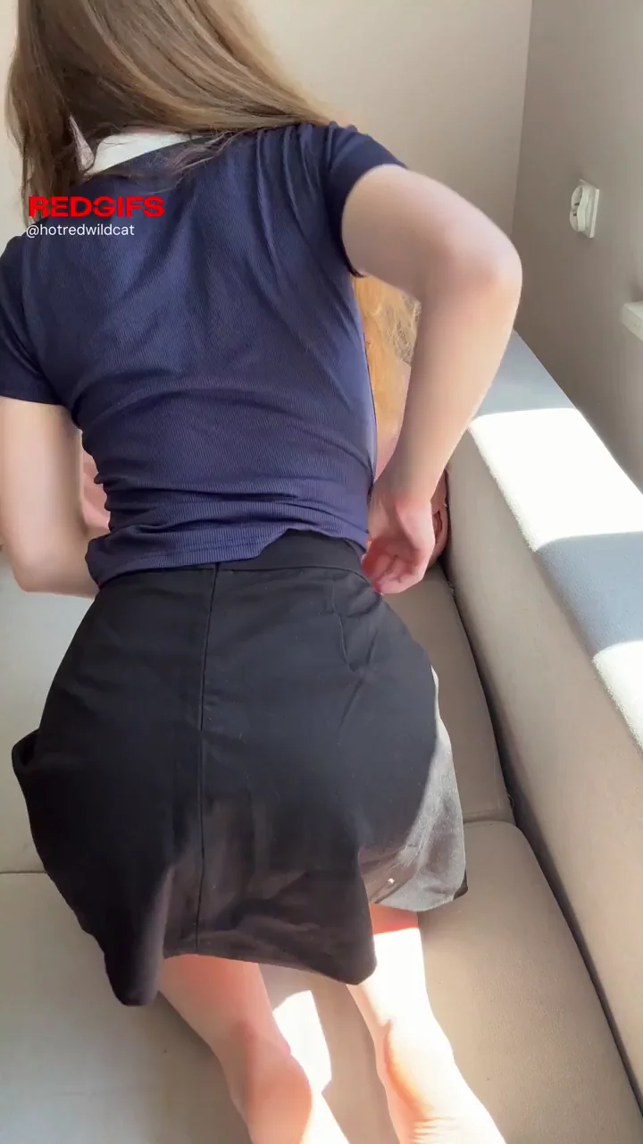 Teasing Teen Lifts Skirt to Flash Juicy Ass & Pussy 😍🍑