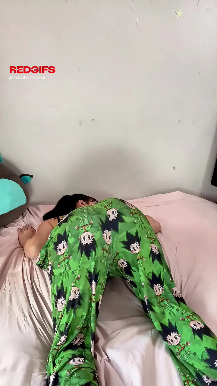pulled my pajamas down so my goth booty could bounce properly :3