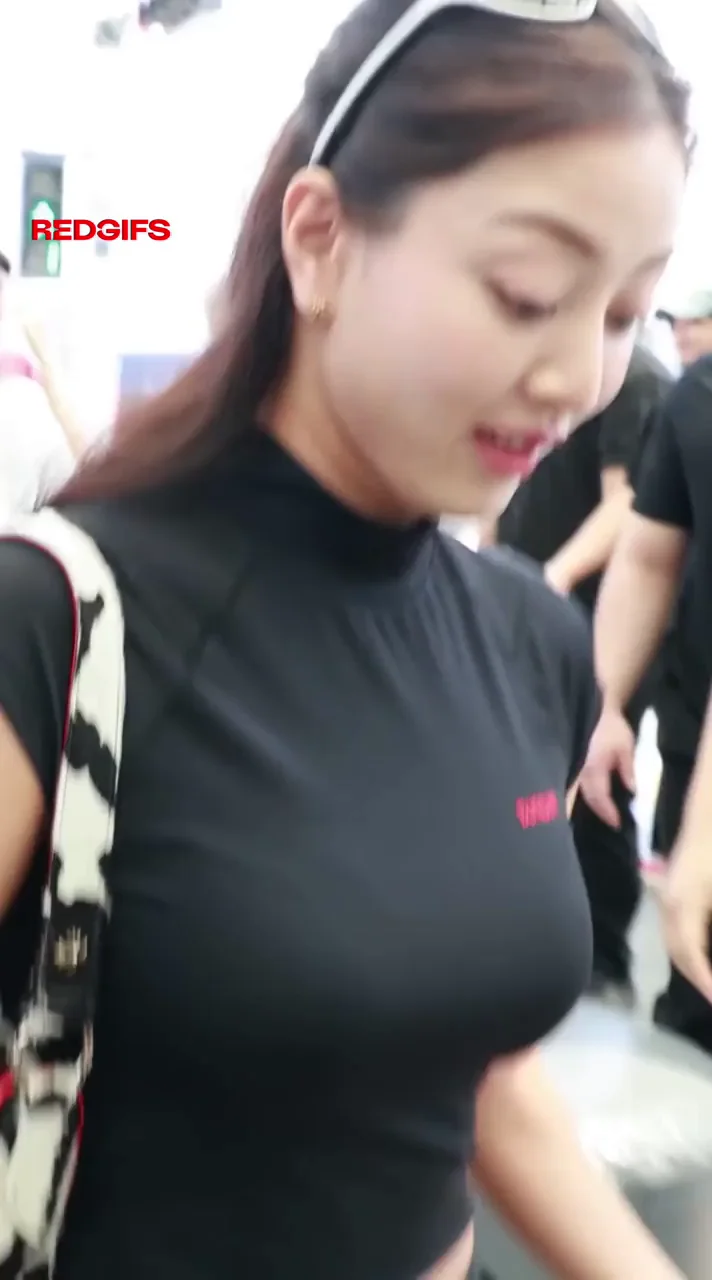 🍒 TWICE Jihyo's Busty Tits Bouncing at Airport 😍🔥