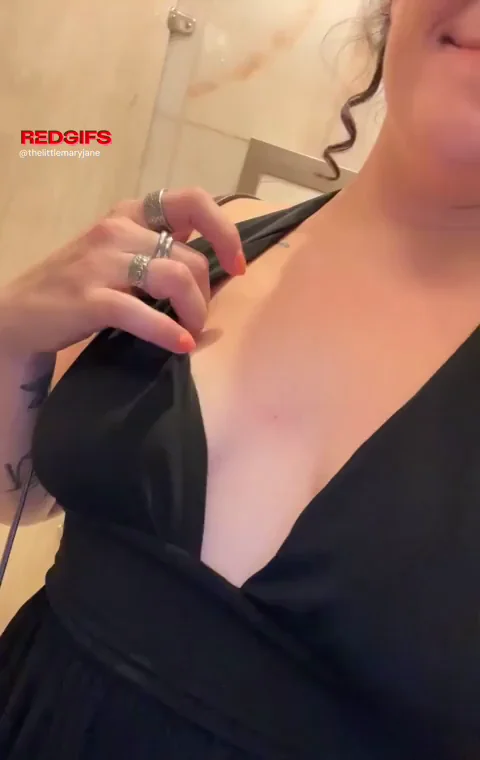 A quick peek at my pretty pierced titty✨