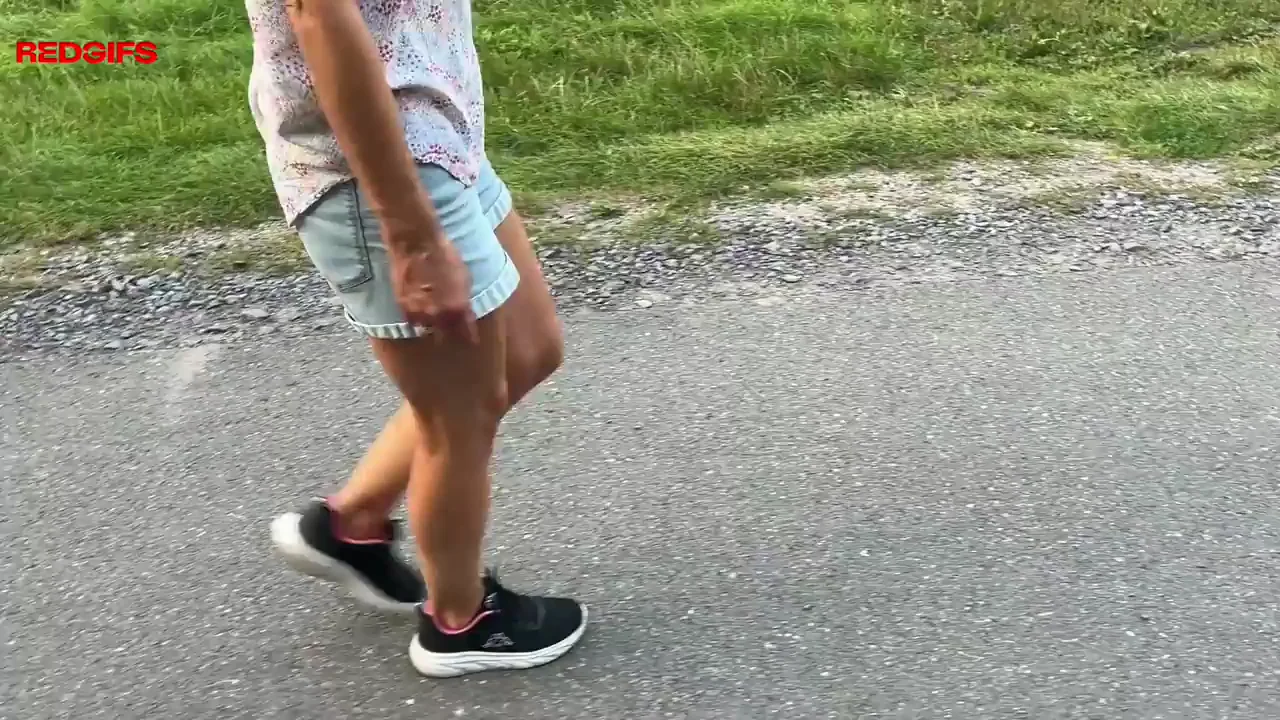 Barefoot in sneakers – who can resist that?