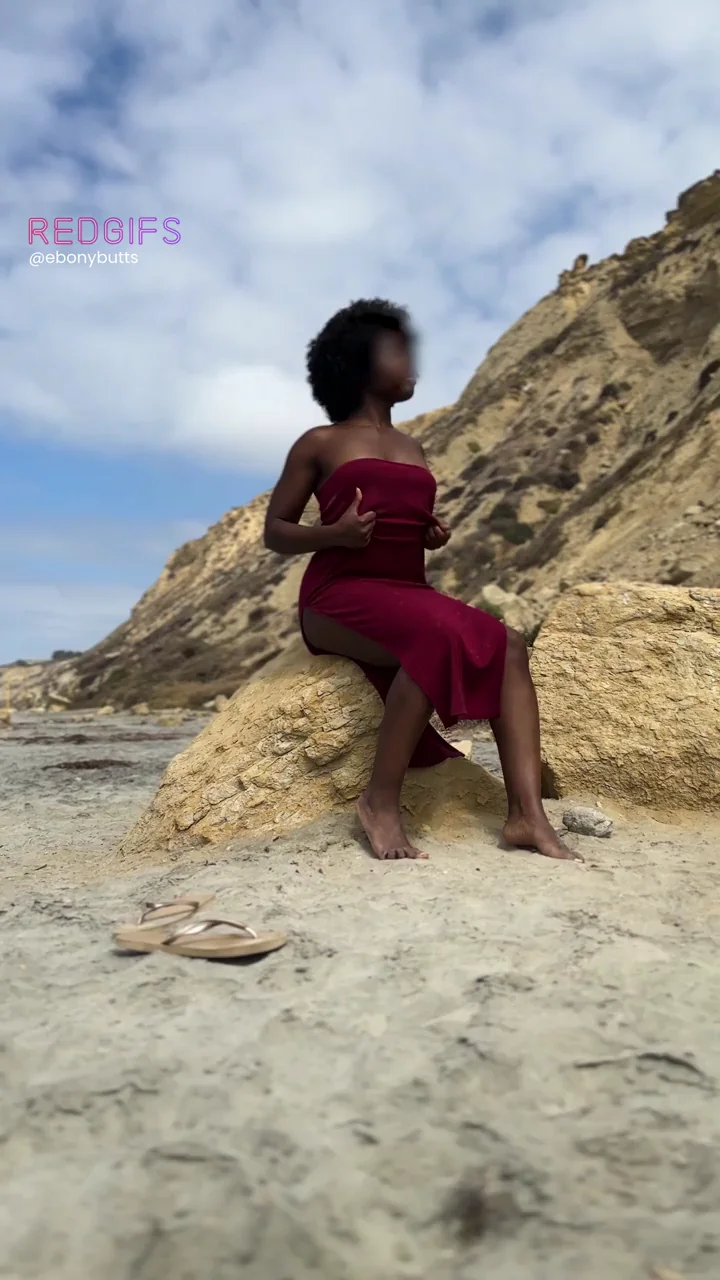 Beach Tease Bombshell: Ebony Slut Flashes Tits & Pussy in Public!