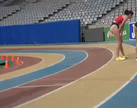 😍 Sexy Runner's Flirty Smile & Juicy Ass Before the Race 🏃‍♀️💦